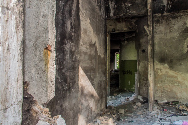 Взгляд изнутри: прогулка по заброшенному дому на Тополе 6