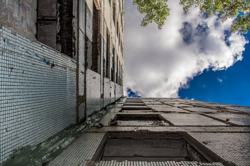 Взгляд изнутри: прогулка по заброшенному дому на Тополе 8