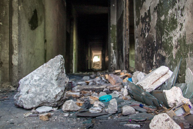 Взгляд изнутри: прогулка по заброшенному дому на Тополе 9