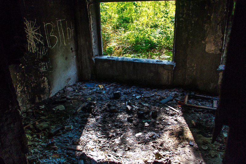 Взгляд изнутри: прогулка по заброшенному дому на Тополе 11