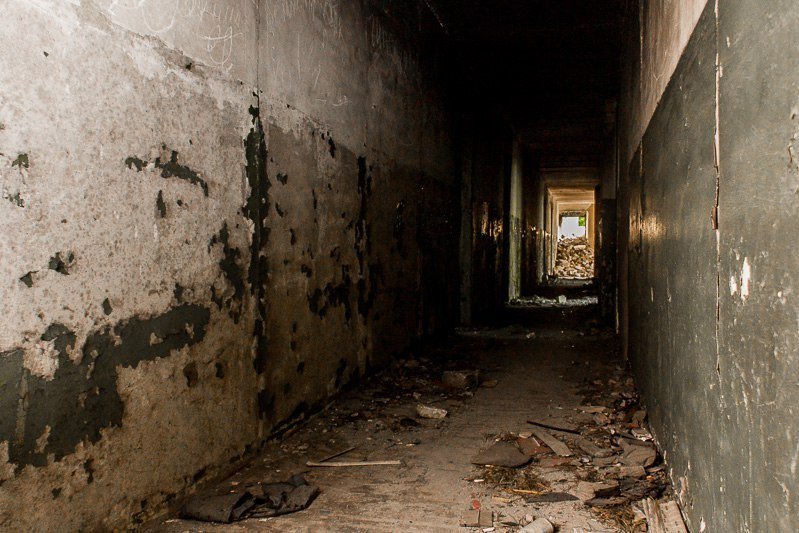 Взгляд изнутри: прогулка по заброшенному дому на Тополе 12