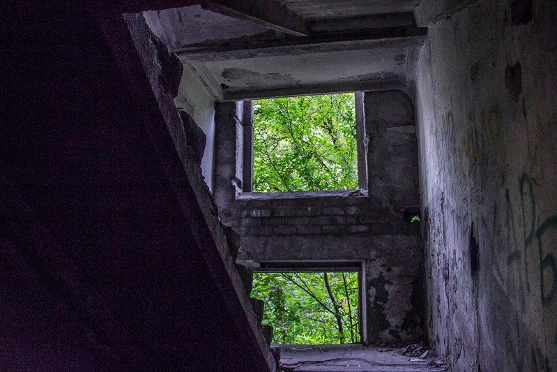 Взгляд изнутри: прогулка по заброшенному дому на Тополе 13