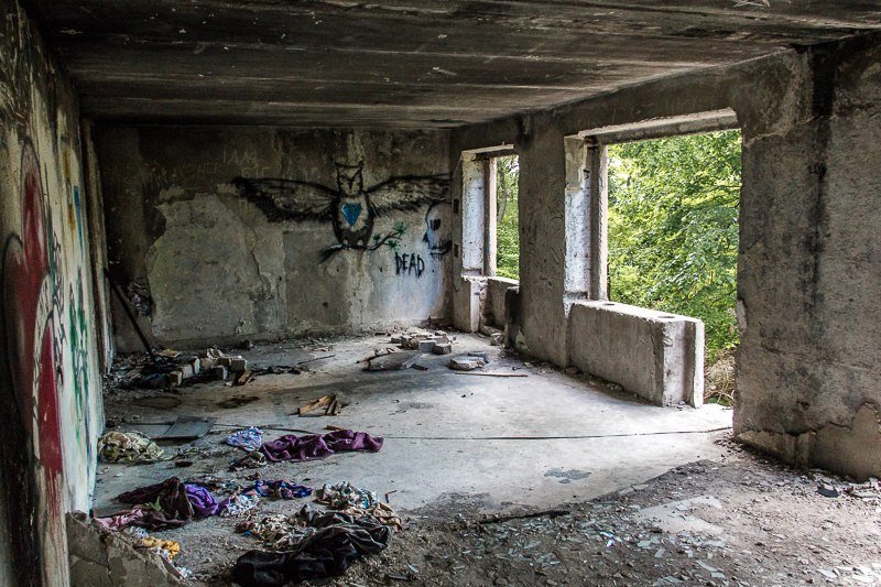 Взгляд изнутри: прогулка по заброшенному дому на Тополе 15