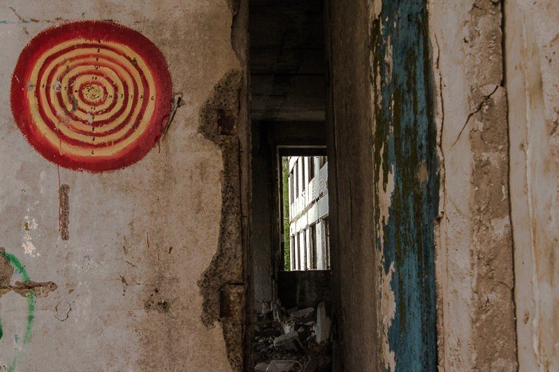 Взгляд изнутри: прогулка по заброшенному дому на Тополе 16