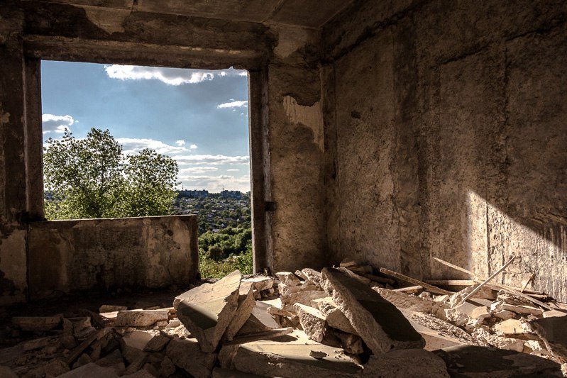 Взгляд изнутри: прогулка по заброшенному дому на Тополе 18