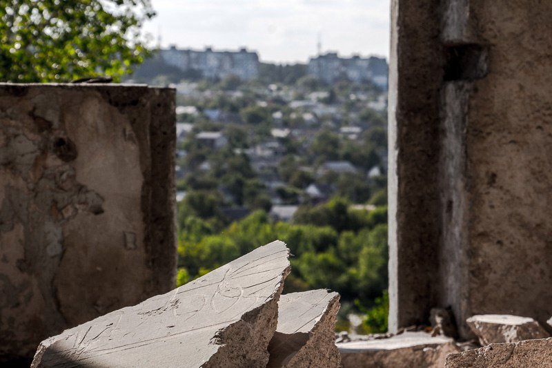 Взгляд изнутри: прогулка по заброшенному дому на Тополе 19
