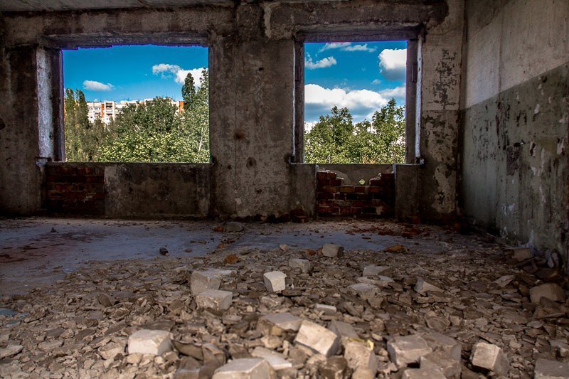 Взгляд изнутри: прогулка по заброшенному дому на Тополе 20