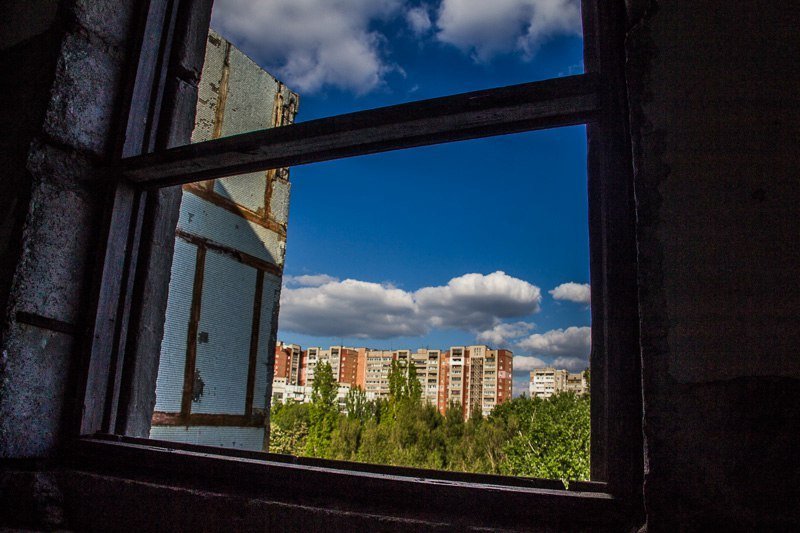 Взгляд изнутри: прогулка по заброшенному дому на Тополе 22