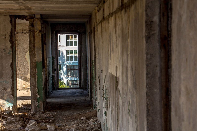 Взгляд изнутри: прогулка по заброшенному дому на Тополе 23