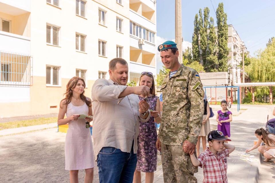 Борис Филатов вручил семьям бойцов АТО и семье погибшего патрульного Артема Кутушева ключи от новых квартир 1