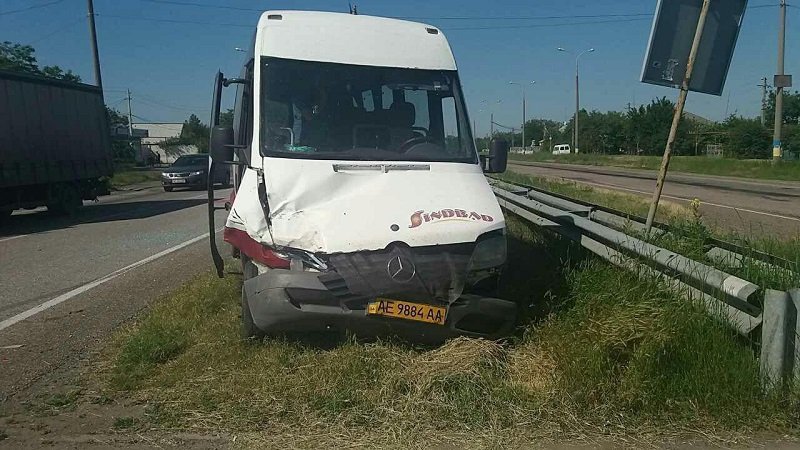 В Подгородном маршрутка с пассажирами въехала в ВАЗ 3
