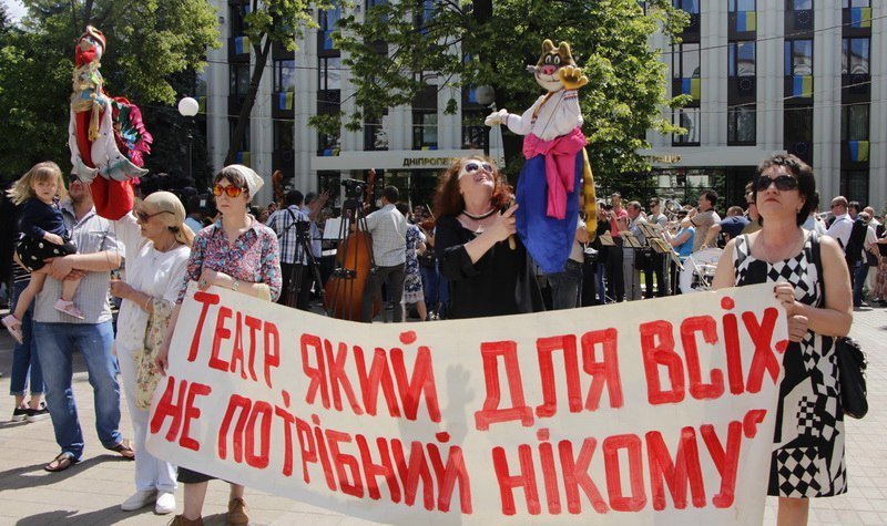 Хор, оркестр и кукольное представление: как митингуют работники культуры возле облсовета 3