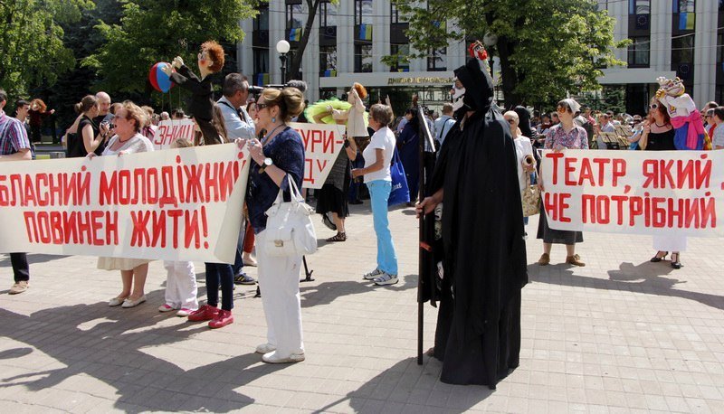 Хор, оркестр и кукольное представление: как митингуют работники культуры возле облсовета 5