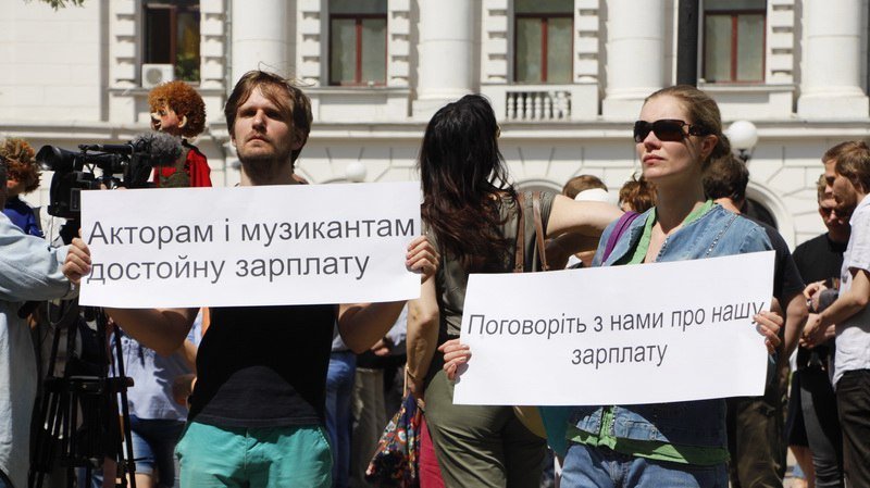 Хор, оркестр и кукольное представление: как митингуют работники культуры возле облсовета 6