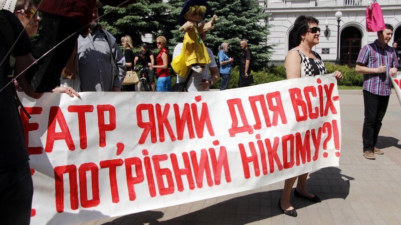 Хор, оркестр и кукольное представление: как митингуют работники культуры возле облсовета 12
