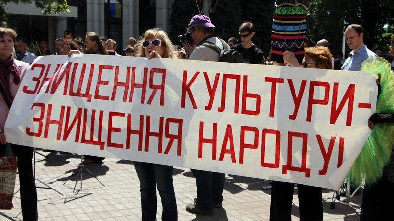 Хор, оркестр и кукольное представление: как митингуют работники культуры возле облсовета 13