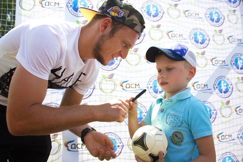 Футбольное будущее Днепра: Ротань и Зозуля открыли филиал академии футбола для детей 1