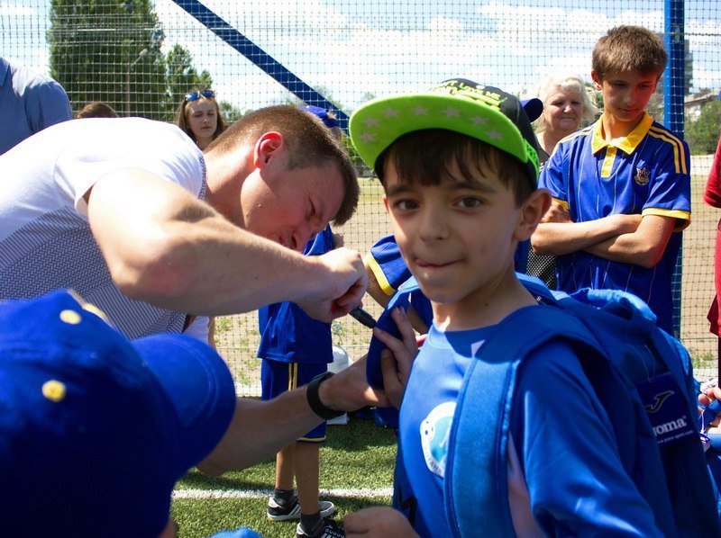 Футбольное будущее Днепра: Ротань и Зозуля открыли филиал академии футбола для детей 2