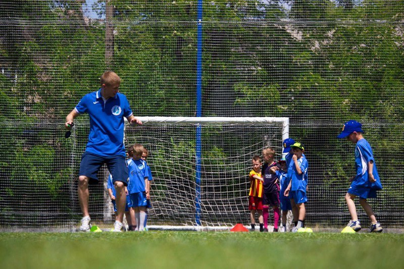 Футбольное будущее Днепра: Ротань и Зозуля открыли филиал академии футбола для детей 3