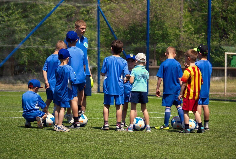 Футбольное будущее Днепра: Ротань и Зозуля открыли филиал академии футбола для детей 4
