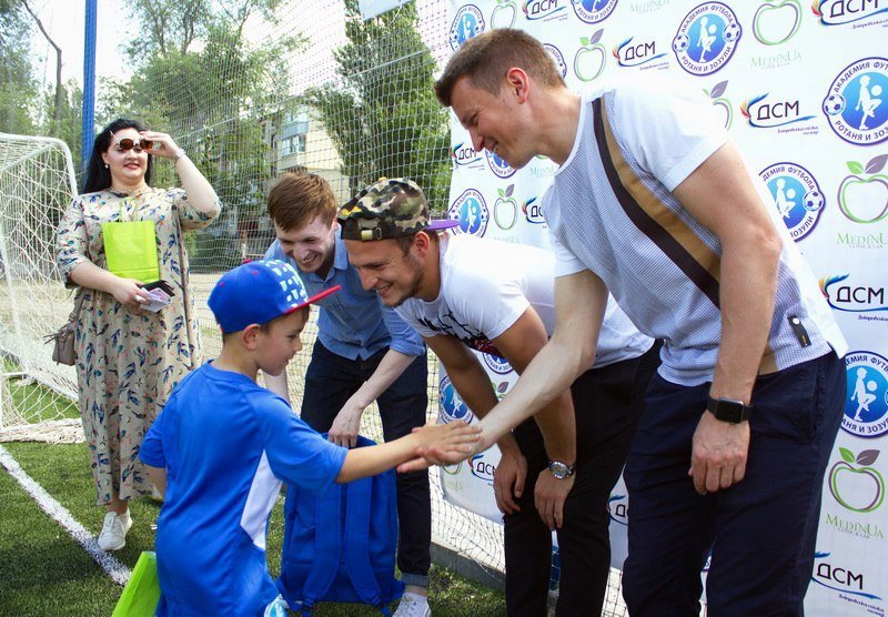 Футбольное будущее Днепра: Ротань и Зозуля открыли филиал академии футбола для детей 10