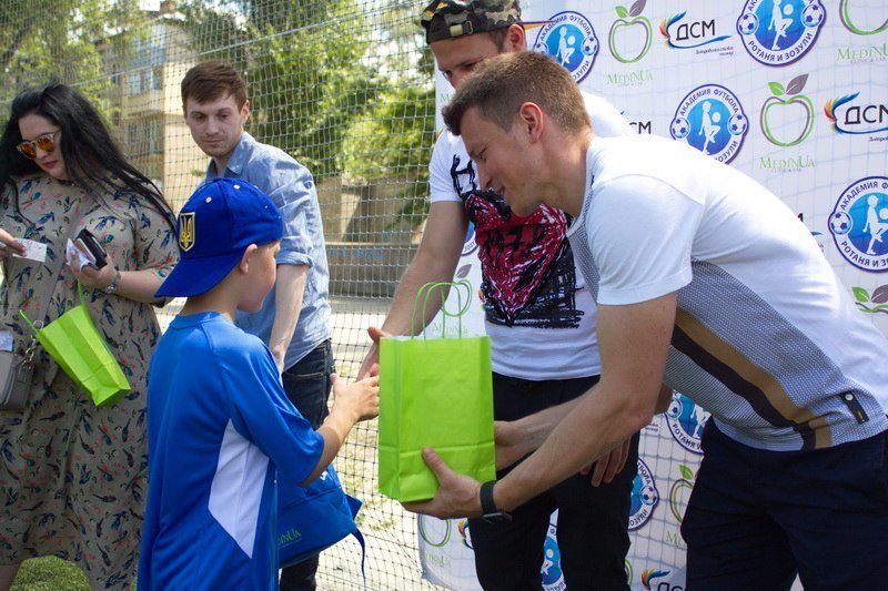 Футбольное будущее Днепра: Ротань и Зозуля открыли филиал академии футбола для детей 11