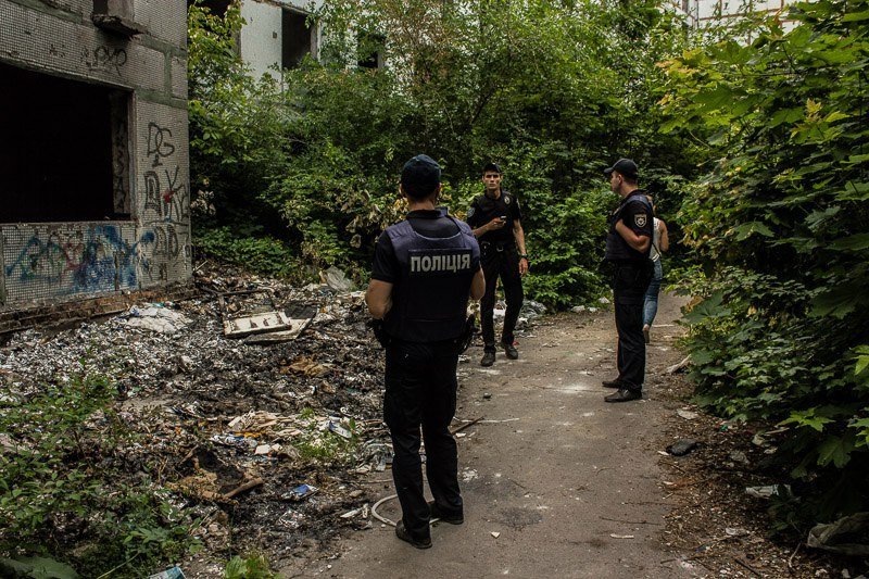 Неразделенная любовь: на Тополе подросток хотел прыгнуть с 9 этажа 2