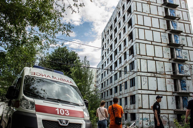 Неразделенная любовь: на Тополе подросток хотел прыгнуть с 9 этажа 3