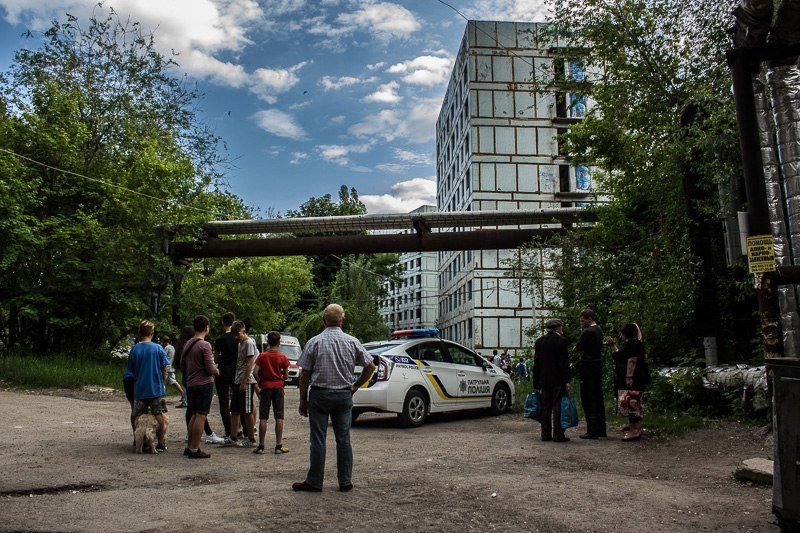 Неразделенная любовь: на Тополе подросток хотел прыгнуть с 9 этажа 4