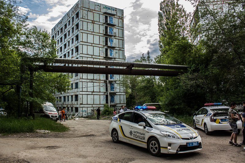 Неразделенная любовь: на Тополе подросток хотел прыгнуть с 9 этажа 8