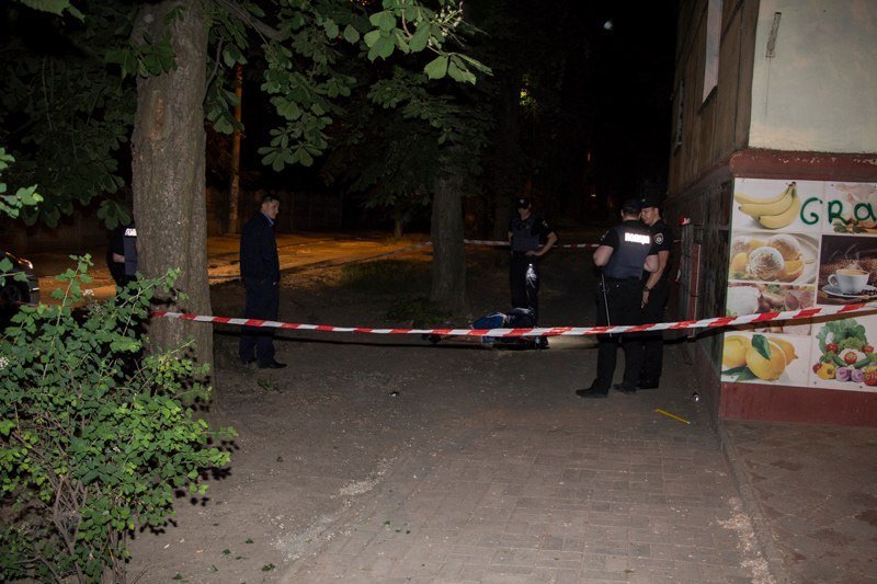 Вышел попить пиво с "Калашниковым": полиция задержала мужчину с автоматом на улице 9