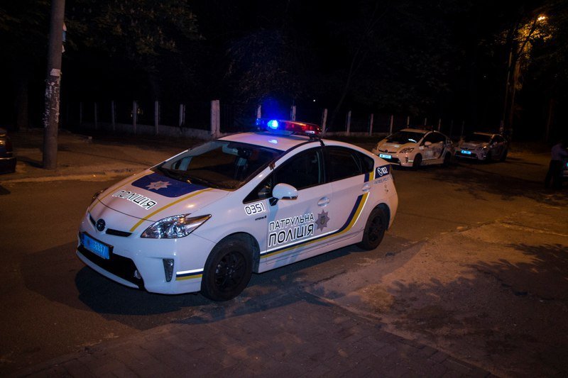 Вышел попить пиво с "Калашниковым": полиция задержала мужчину с автоматом на улице 10