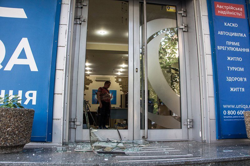 На Воскресенской пьяный хотел ограбить Альфа-банк и разгромил страховую компанию 3