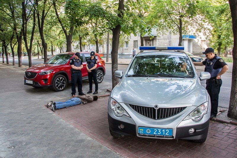 На Воскресенской пьяный хотел ограбить Альфа-банк и разгромил страховую компанию 4