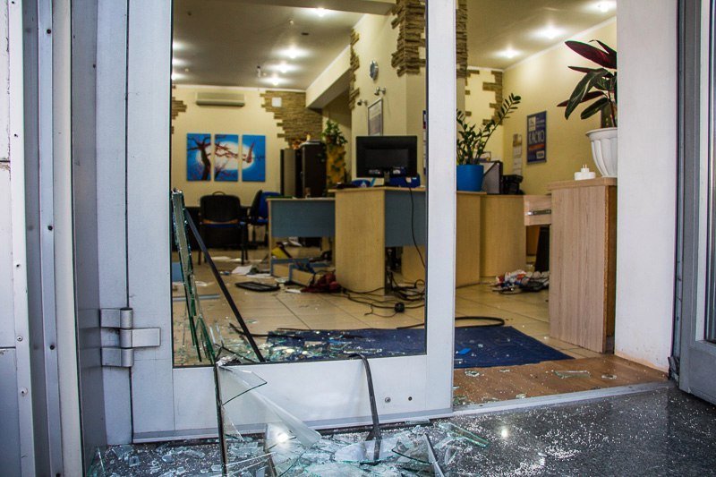 На Воскресенской пьяный хотел ограбить Альфа-банк и разгромил страховую компанию 7