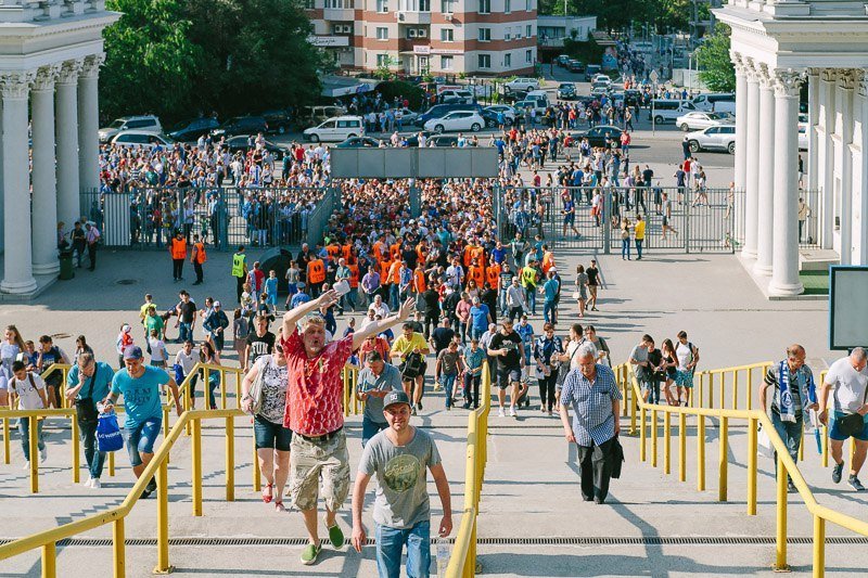 Дым, огонь и разъяренные фанаты: матч Днепр - Волынь отменили из-за беспорядков 2