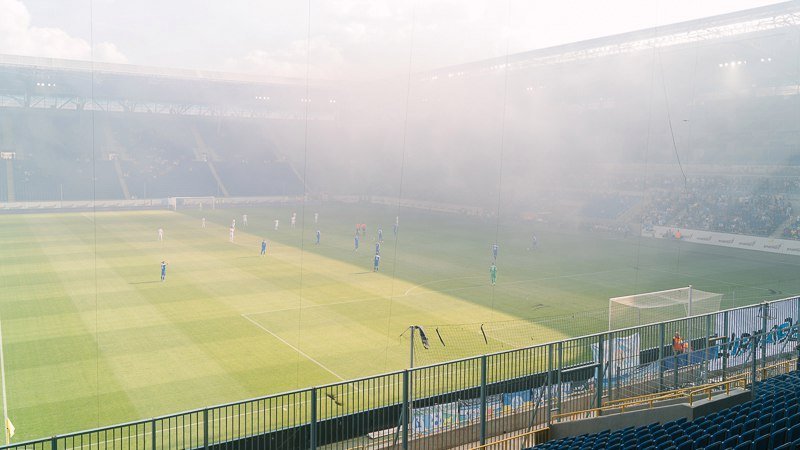 Дым, огонь и разъяренные фанаты: матч Днепр - Волынь отменили из-за беспорядков 3