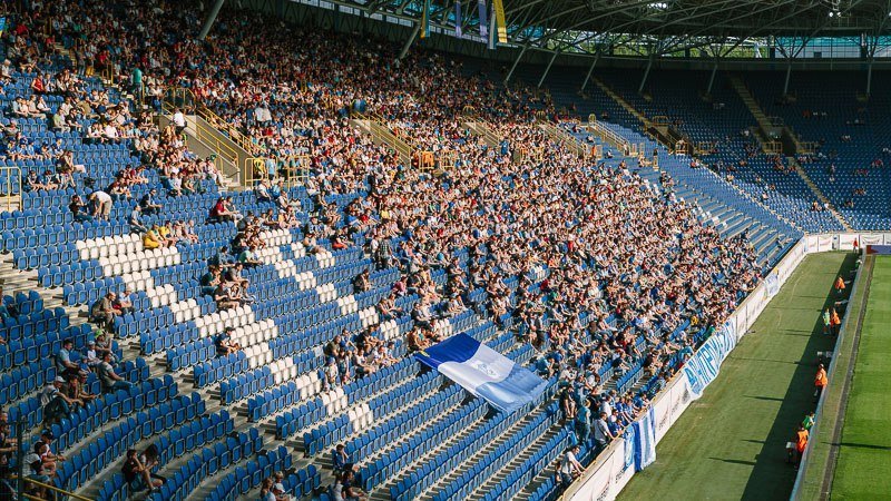 Дым, огонь и разъяренные фанаты: матч Днепр - Волынь отменили из-за беспорядков 4