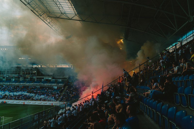Дым, огонь и разъяренные фанаты: матч Днепр - Волынь отменили из-за беспорядков 5