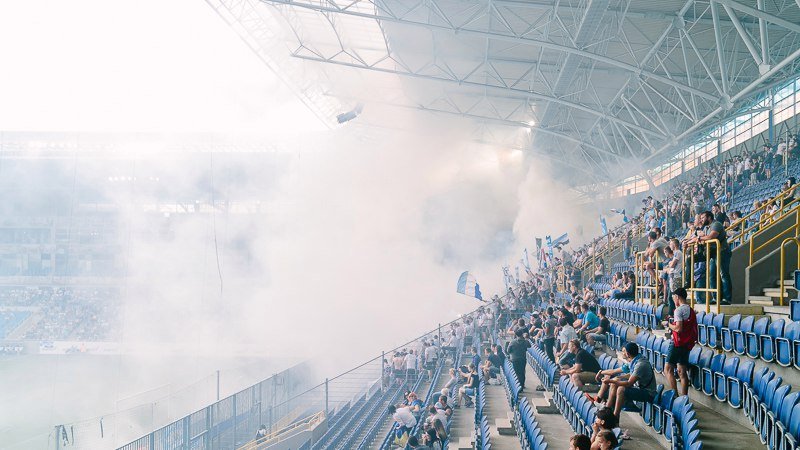 Дым, огонь и разъяренные фанаты: матч Днепр - Волынь отменили из-за беспорядков 6