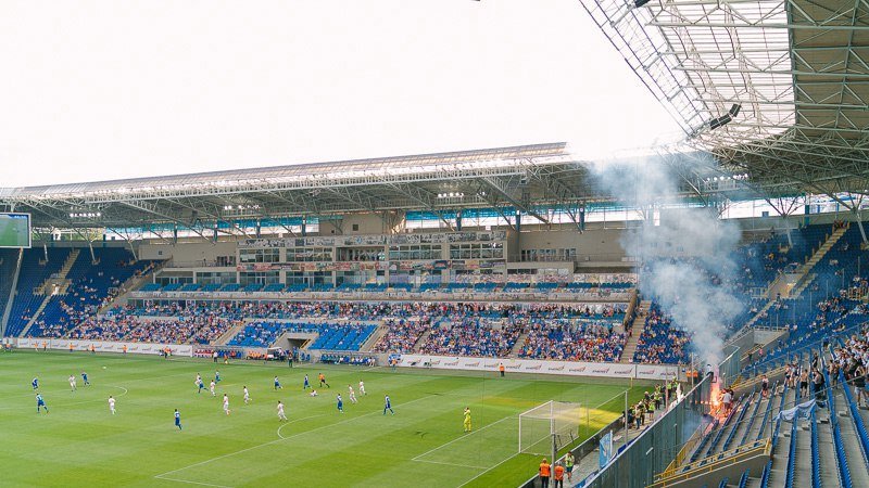 Дым, огонь и разъяренные фанаты: матч Днепр - Волынь отменили из-за беспорядков 7
