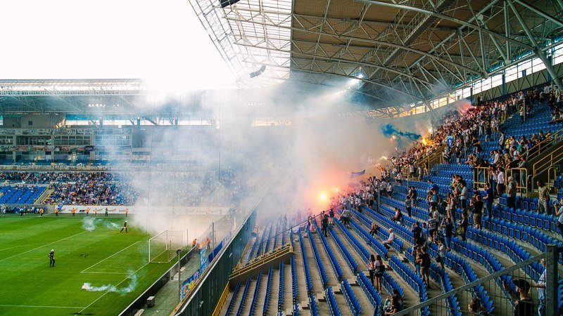 Дым, огонь и разъяренные фанаты: матч Днепр - Волынь отменили из-за беспорядков 8