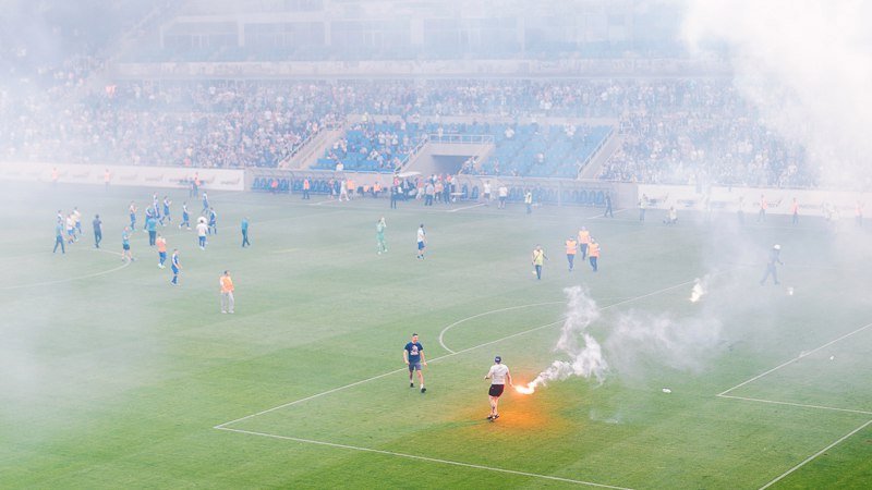 Дым, огонь и разъяренные фанаты: матч Днепр - Волынь отменили из-за беспорядков 9