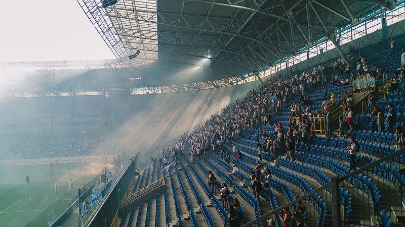 Дым, огонь и разъяренные фанаты: матч Днепр - Волынь отменили из-за беспорядков 10