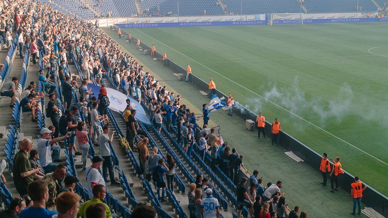 Дым, огонь и разъяренные фанаты: матч Днепр - Волынь отменили из-за беспорядков 11