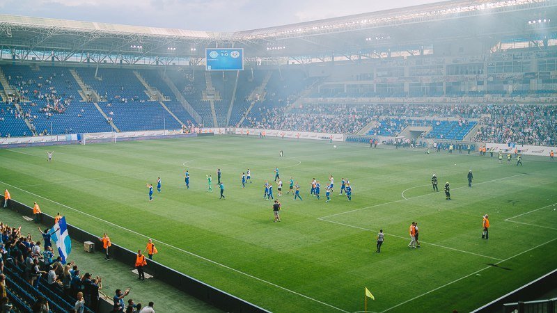 Дым, огонь и разъяренные фанаты: матч Днепр - Волынь отменили из-за беспорядков 12