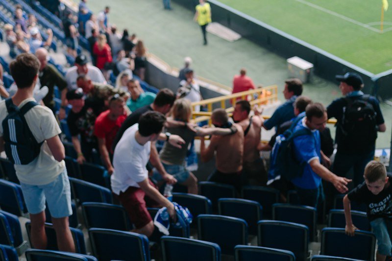 Дым, огонь и разъяренные фанаты: матч Днепр - Волынь отменили из-за беспорядков 13