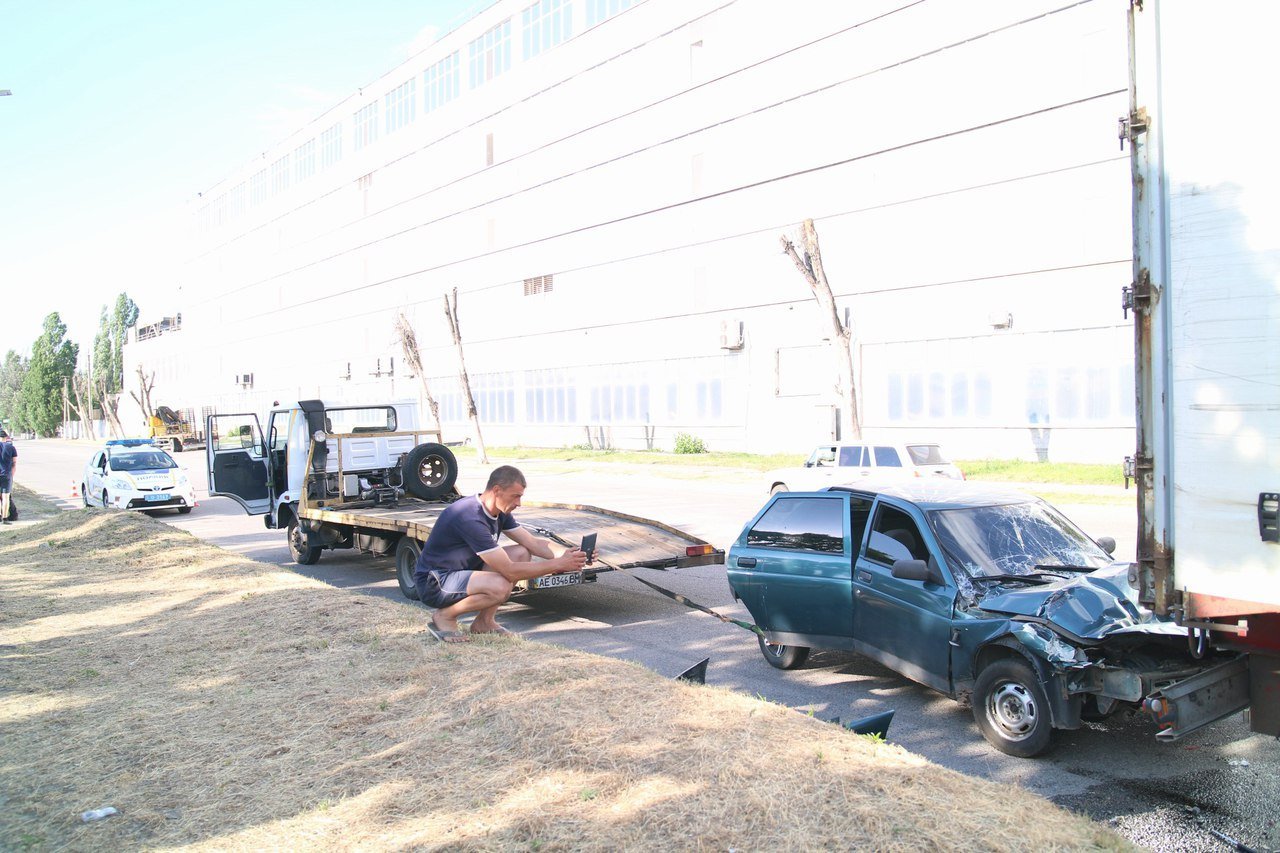 В Днепре ВАЗ въехал в фуру: видео столкновения 1