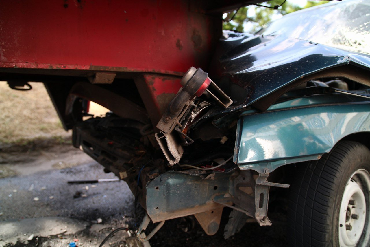 В Днепре ВАЗ въехал в фуру: видео столкновения 2