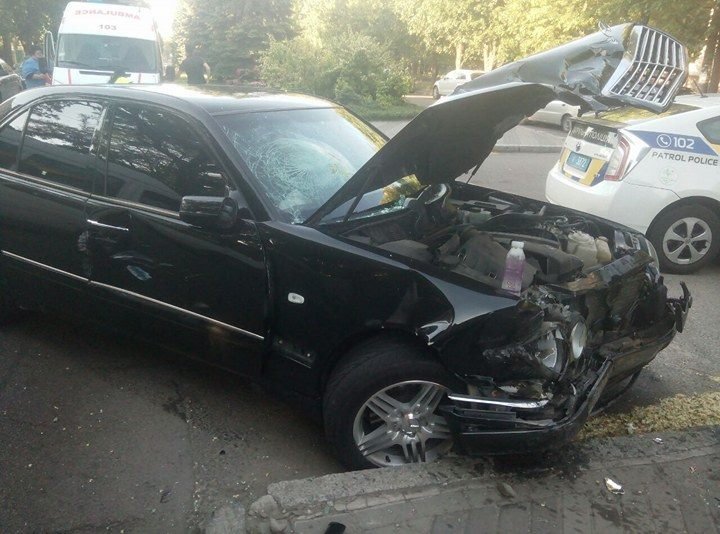 ДТП на Гагарина возле ДИИТа: дорогу не поделили Toyota и Mercedes 1